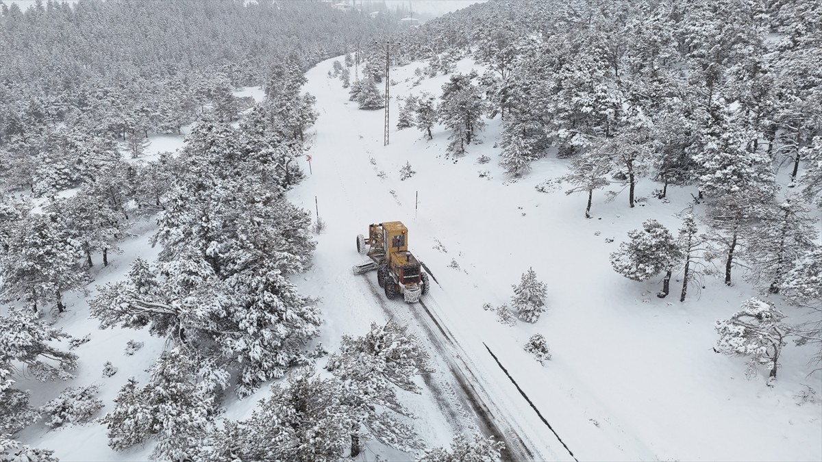 Kayseri'de tipi nedeniyle kapanan 64 kırsal mahalleye yolunun açılması için çalışma...