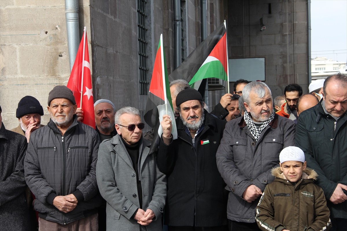 Kayseri'de vatandaşlar İsrail'in saldırılarından etkilenen Filistin'e destek açıklaması...