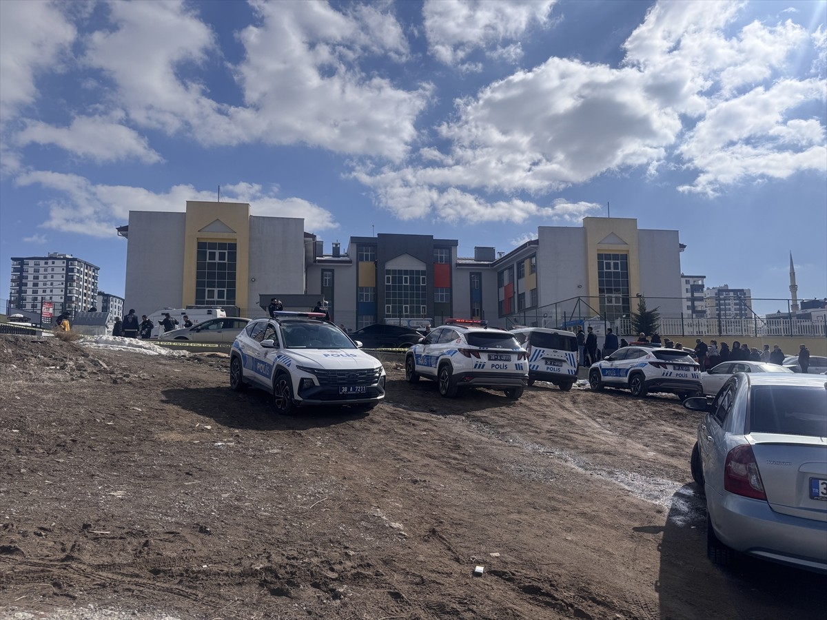 Kayseri'nin Melikgazi ilçesinde boşandığı eşini tabancayla öldüren kişi aynı silahla intihar etti....