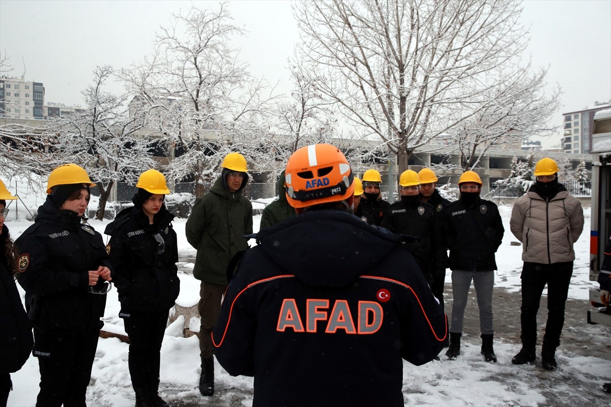 Kayseri İl Afet ve Acil Durum Müdürlüğünce Türk Telekom ve polis ekiplerine yönelik arama kurtarma...