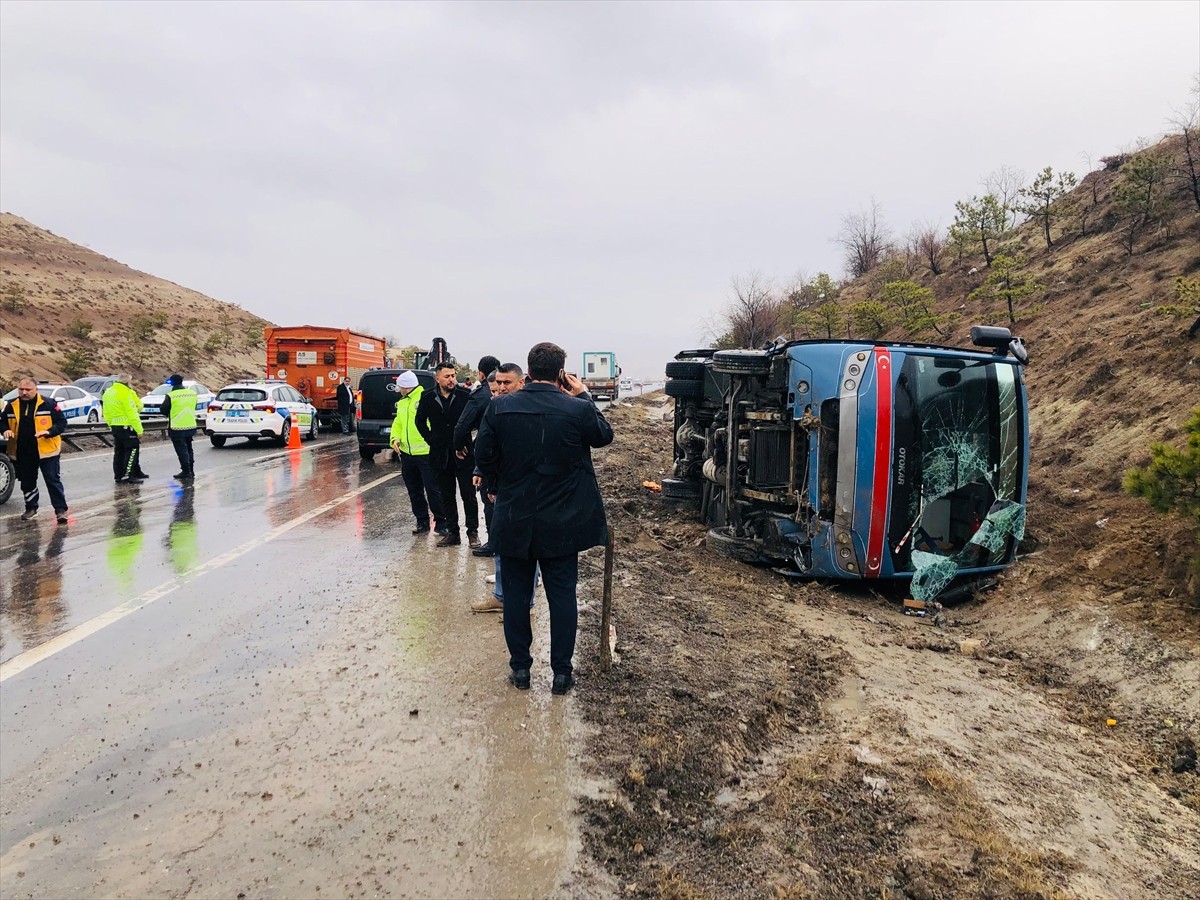 Kırıkkale'nin Delice ilçesinde cezaevine ait ring aracının devrilmesi sonucu 2'si mahkum 9 kişi...