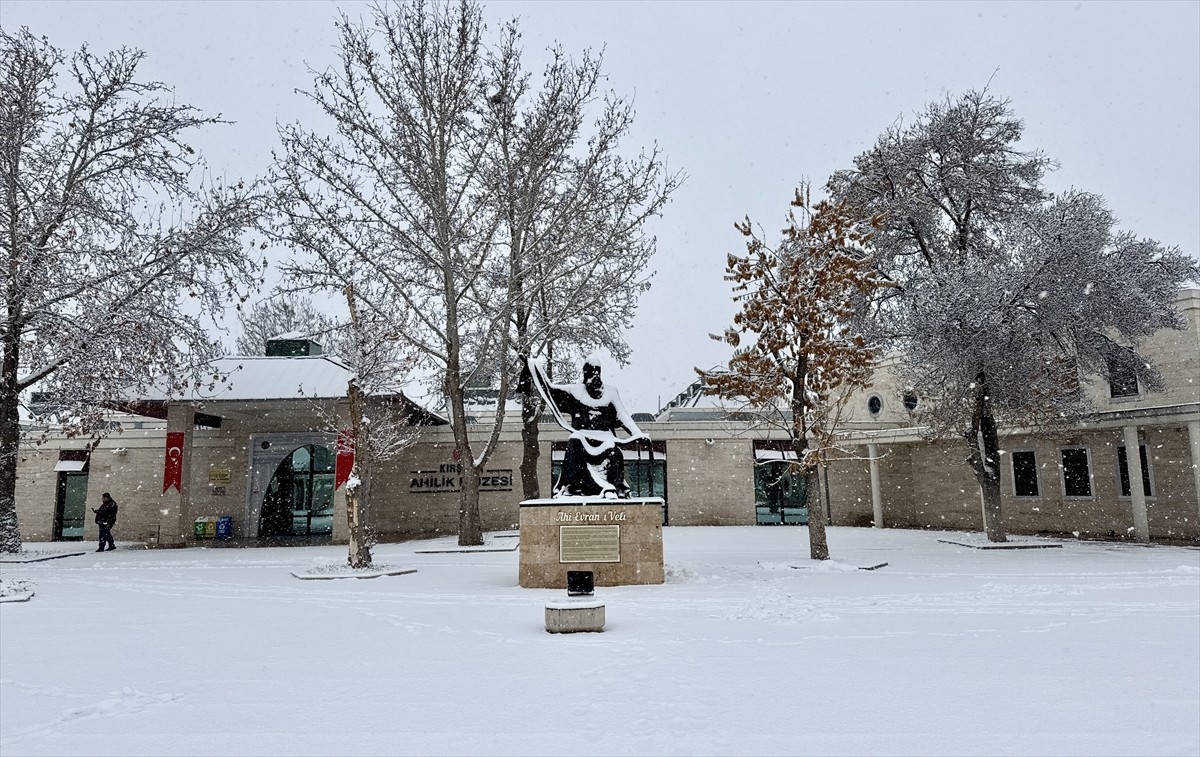Kırşehir'de gece saatlerinden itibaren başlayan kar nedeniyle kent merkezindeki evlerin çatıları...