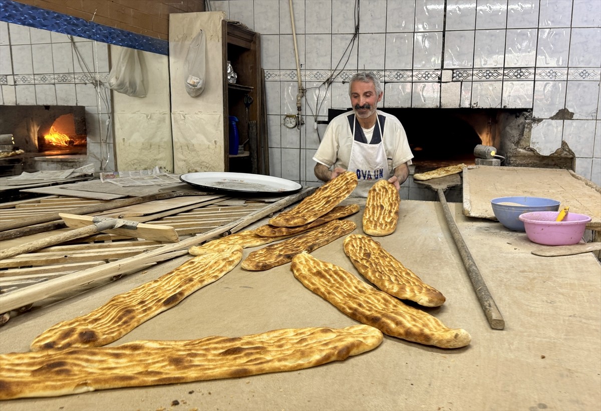 Kırşehir'de ramazan için hazırlıklarını tamamlayan fırınlarda ilk sahur için pide satışı...