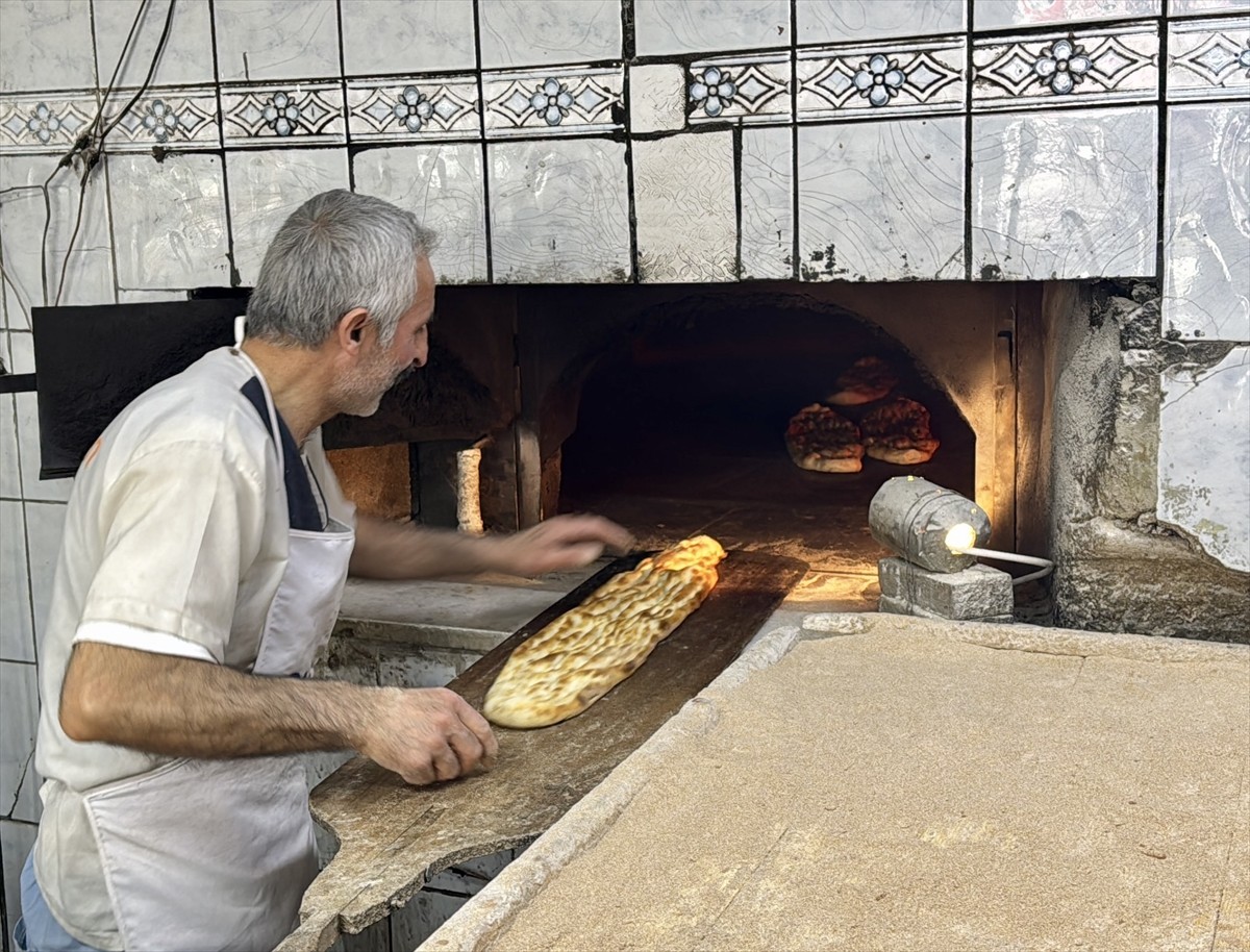 Kırşehir'de ramazan için hazırlıklarını tamamlayan fırınlarda ilk sahur için pide satışı...