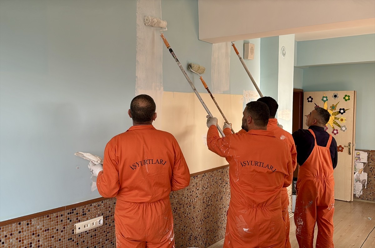 Kırşehir'in Akpınar ilçesinde öğrenciler, yarıyıl tatilinde hükümlülerin boya, bakım, onarım ve...