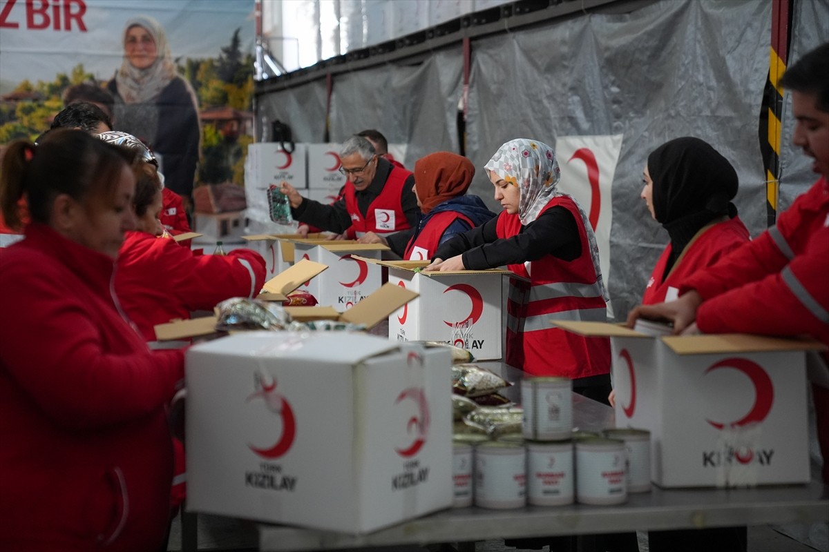 Kızılay, ramazan boyunca nakdi yardım, gıda kolisi, kavurma konserve ve bayramlık giyimin yanı...