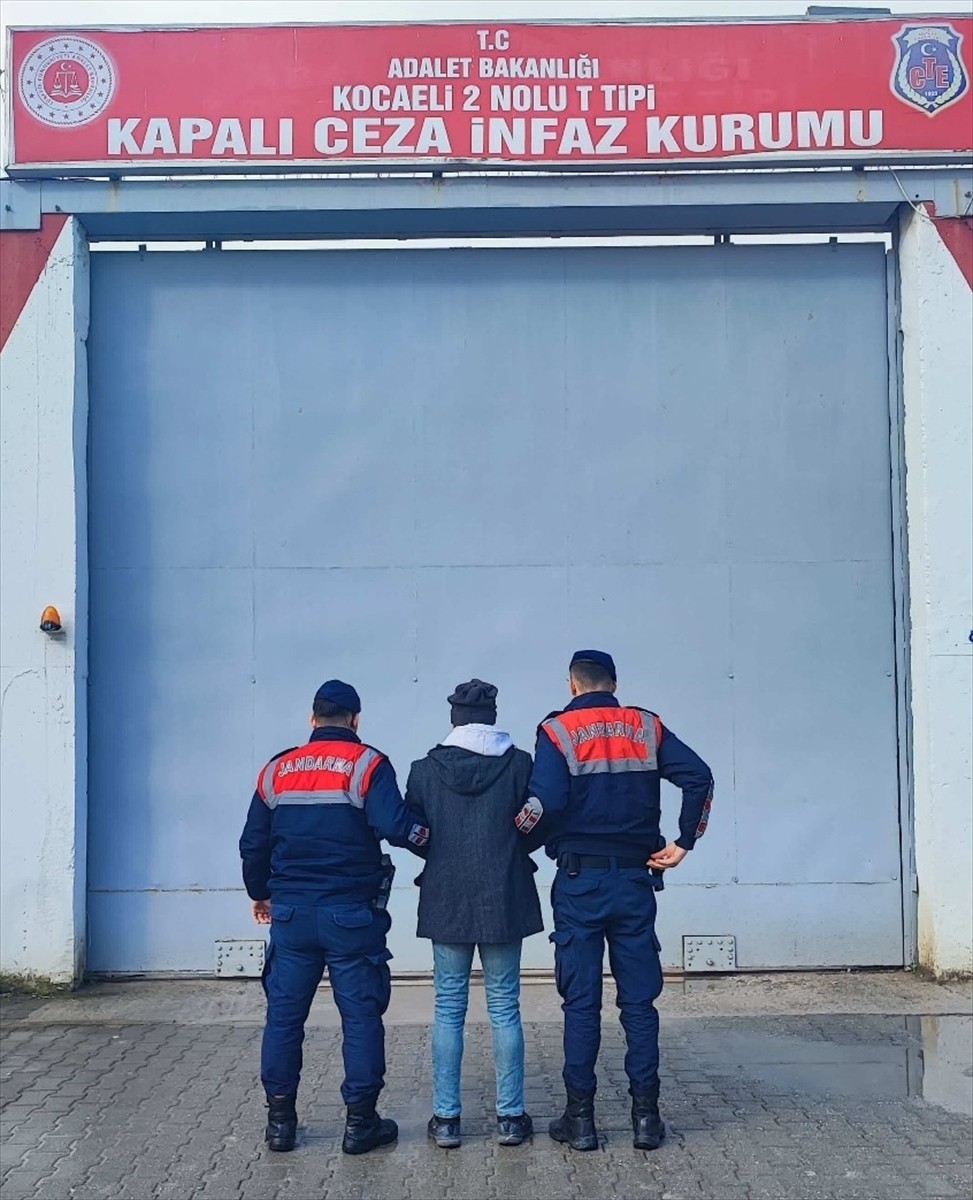 Kocaeli'de FETÖ'ye üye olmak suçundan hakkında 7 yıl 6 ay kesinleşmiş hapis cezası bulunan firari...