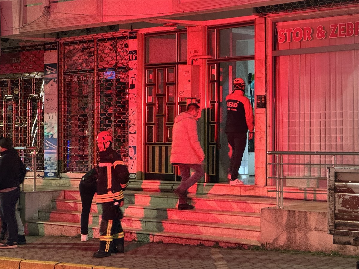 Kocaeli'nin Derince ilçesinde 5 katlı bina, bir dairenin banyosunda fayansların düşmesi nedeniyle...