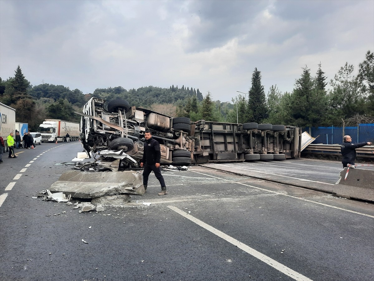 Kocaeli'nin Gölcük ilçesinde tırın devrilmesi sonucu sürücüsü yaralandı. Haber verilmesi üzerine...