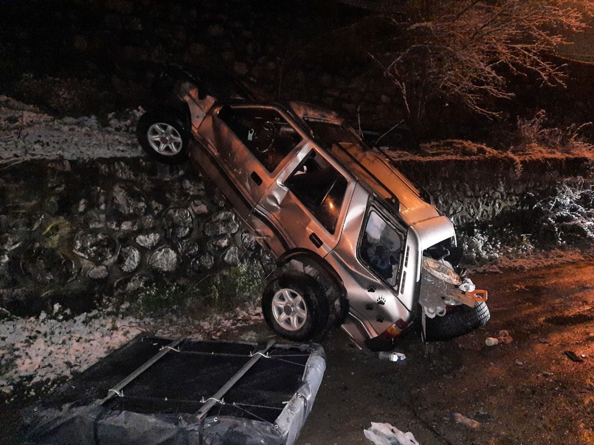 Kocaeli'nin Gölcük ilçesinde uçuruma düşen cipin sürücüsü yaralandı. Yaklaşık 10 metrelik yamaçtan...