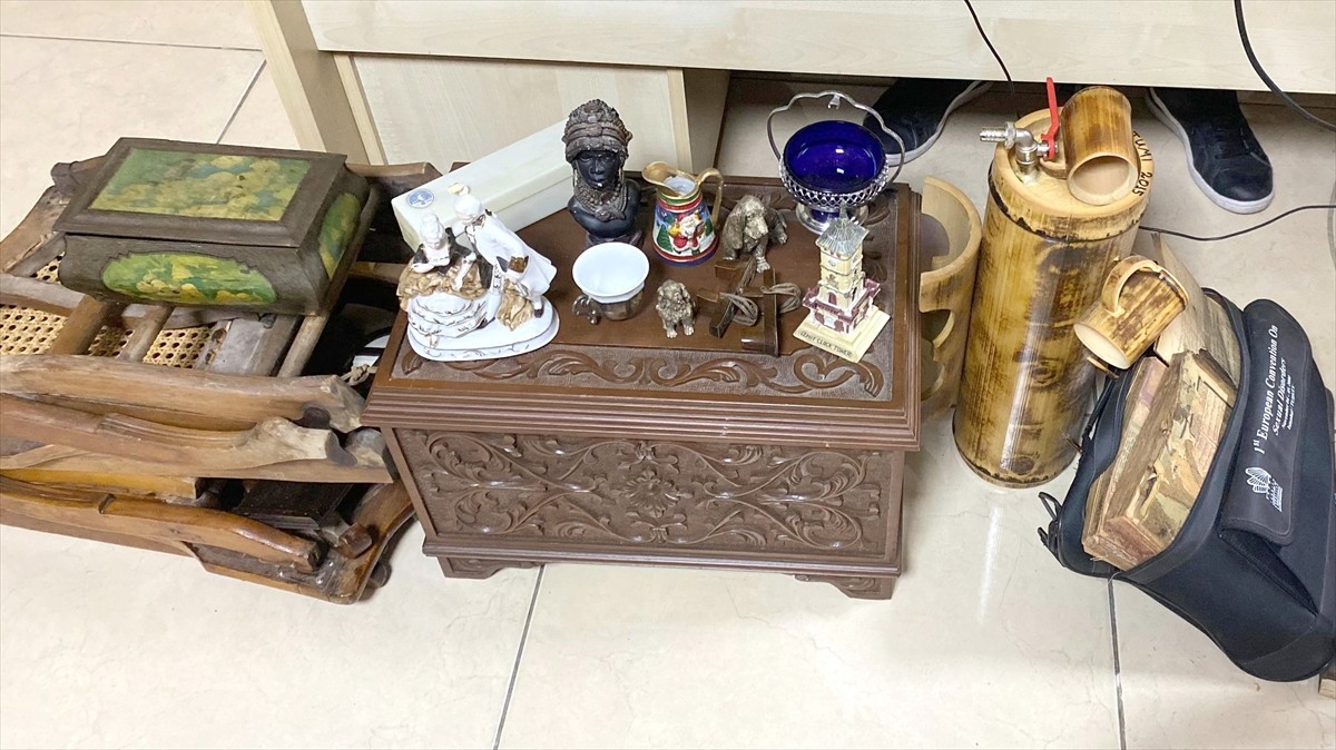 Kocaeli'nin Karamürsel ilçesinde yazlık evlerden hırsızlık yaptıkları iddiasıyla gözaltına alınan...