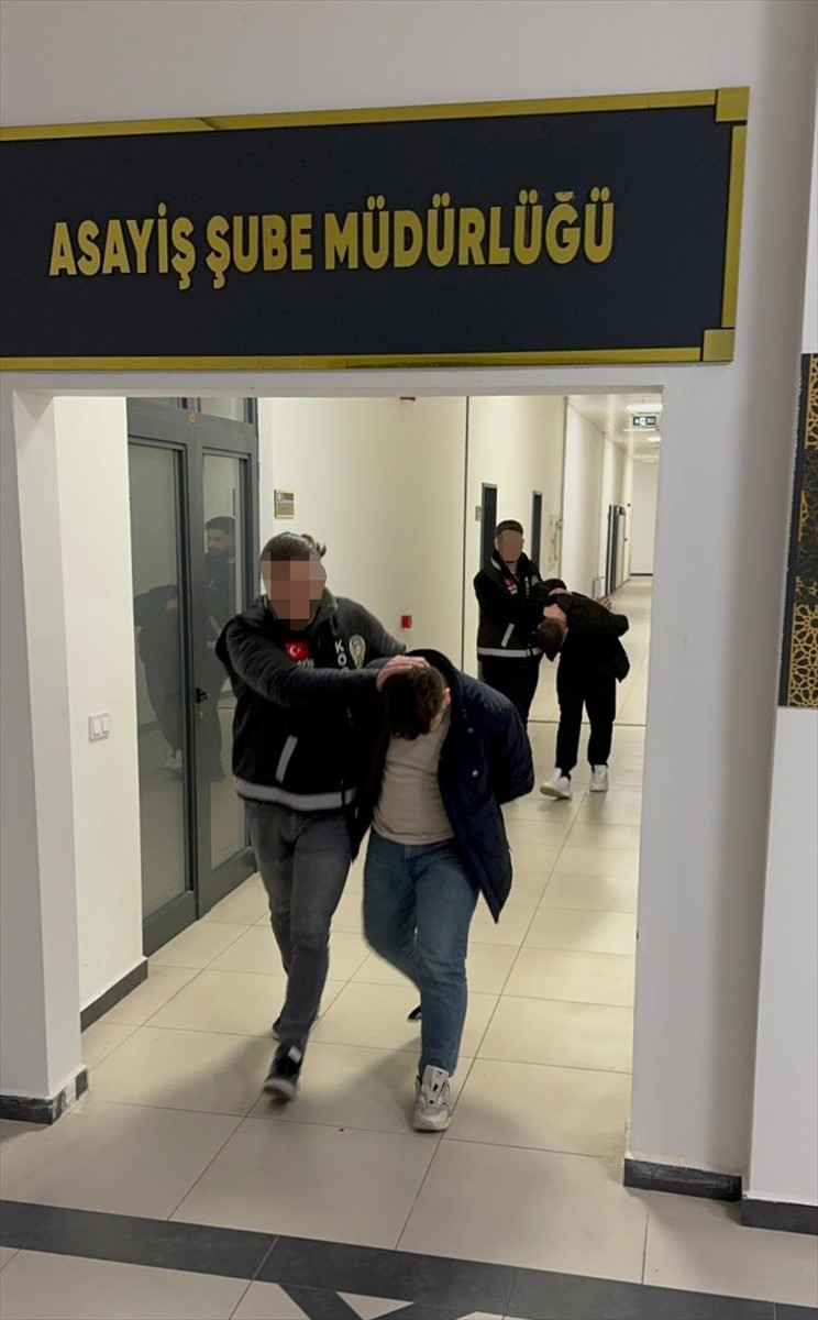 Kocaeli'nin Körfez ve Çayırova ilçelerinde kendilerini polis olarak tanıtıp dolandırıcılık...