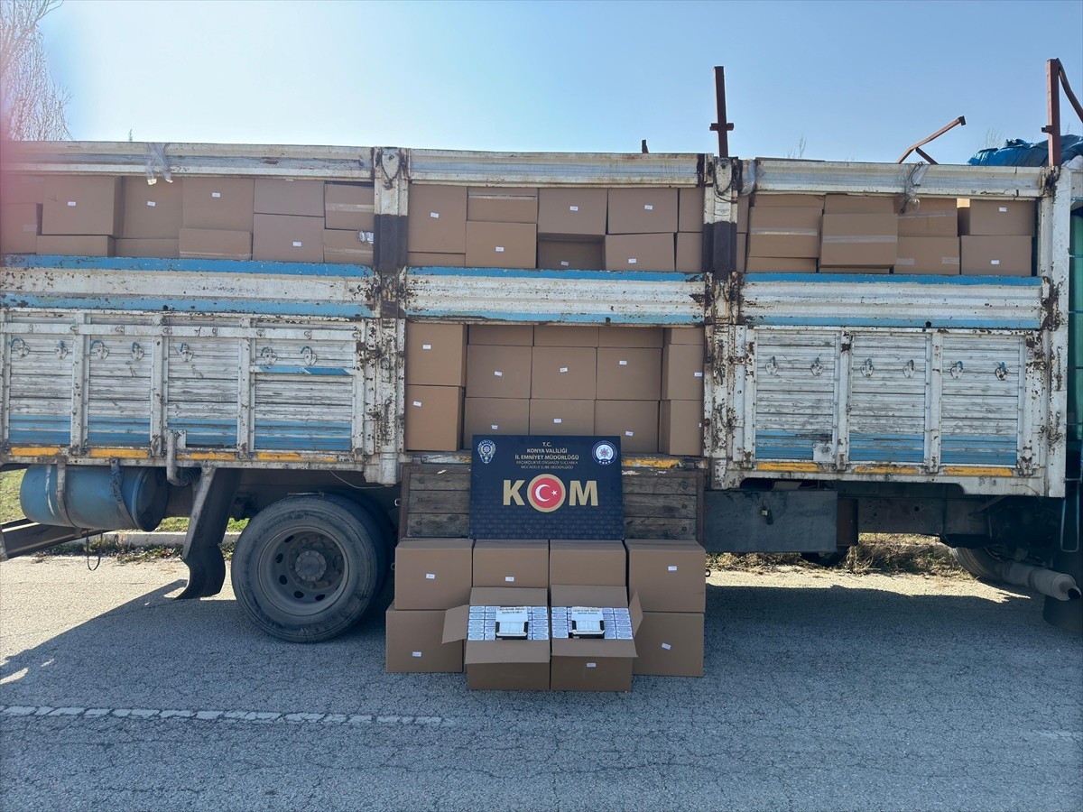 Konya'da bir kamyonda 5 milyon 610 bin bandrolsüz makaron (filtreli sigara kağıdı) ele geçirildi...