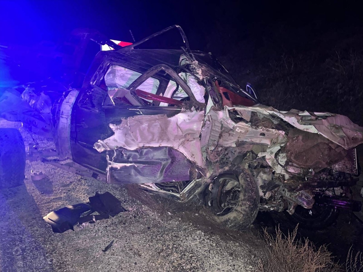 Konya'nın Akşehir ilçesinde şarampole devrilen kamyonetin sürücüsü hayatını kaybetti.