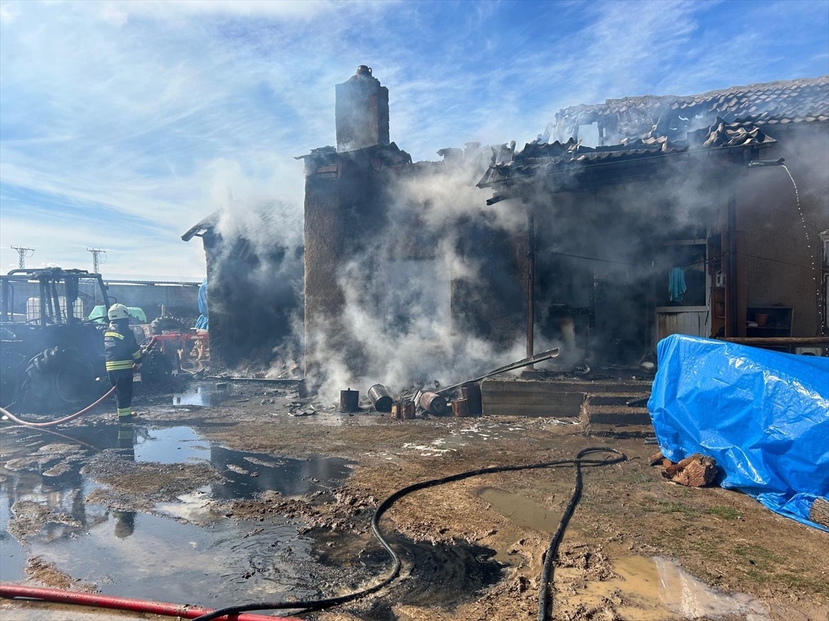 Konya'nın Kadınhanı ilçesinde çıkan yangında müstakil ev ile bir traktör kullanılamaz hale...