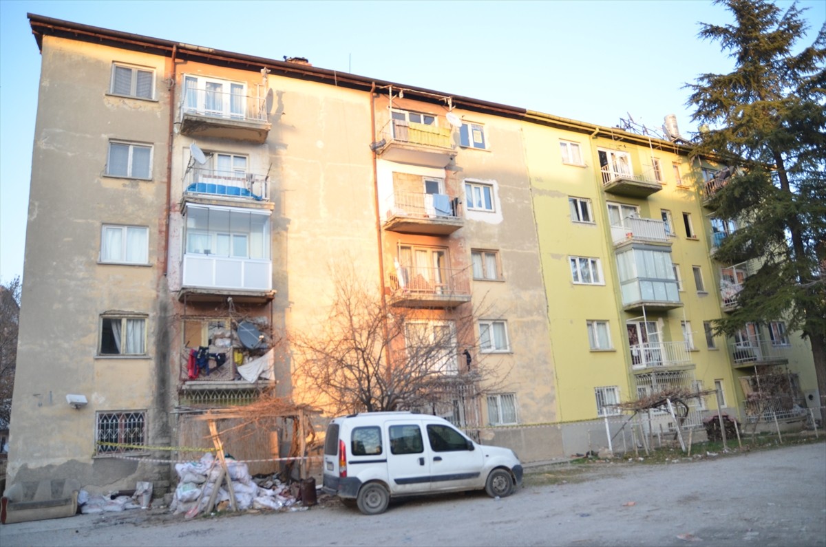 Konya'nın merkez Selçuklu ilçesinde, 5 katlı iki bina çatlakların oluşması nedeniyle...