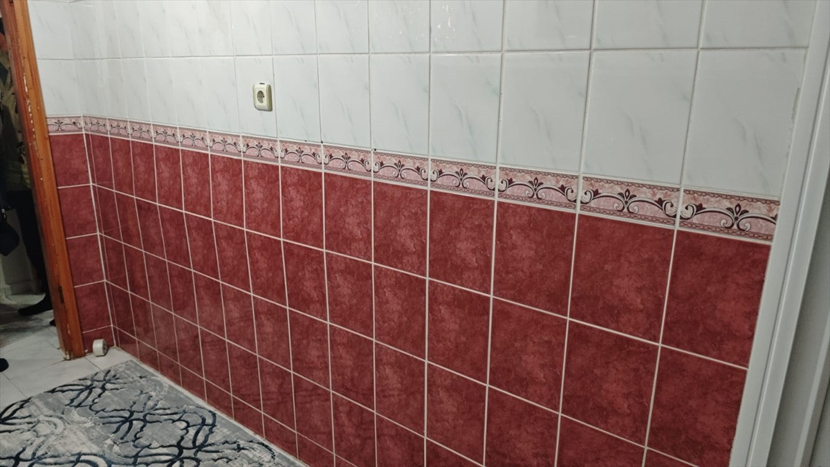 Küçükçekmece'de 7 katlı bina, bir dairenin banyosunda oluşan çatlaklar nedeniyle tahliye...