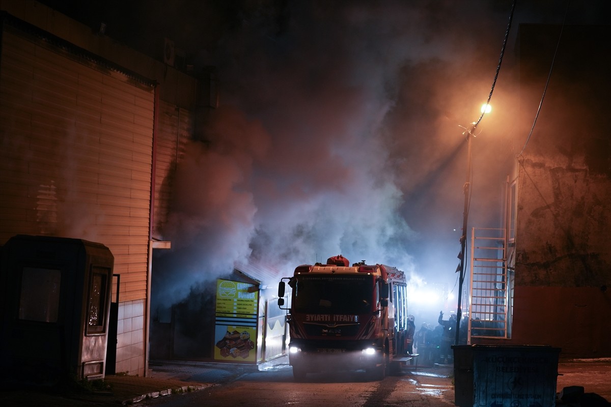 Küçükçekmece'de mobilya deposunda çıkan ve helva satış mağazası ile düğün salonuna sirayet eden...