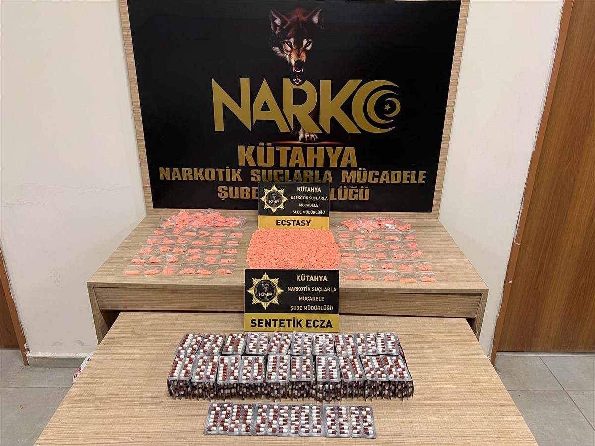 Kütahya'da düzenlenen uyuşturucu operasyonunda gözaltına alınan 4 zanlı tutuklandı. Adreslerde...