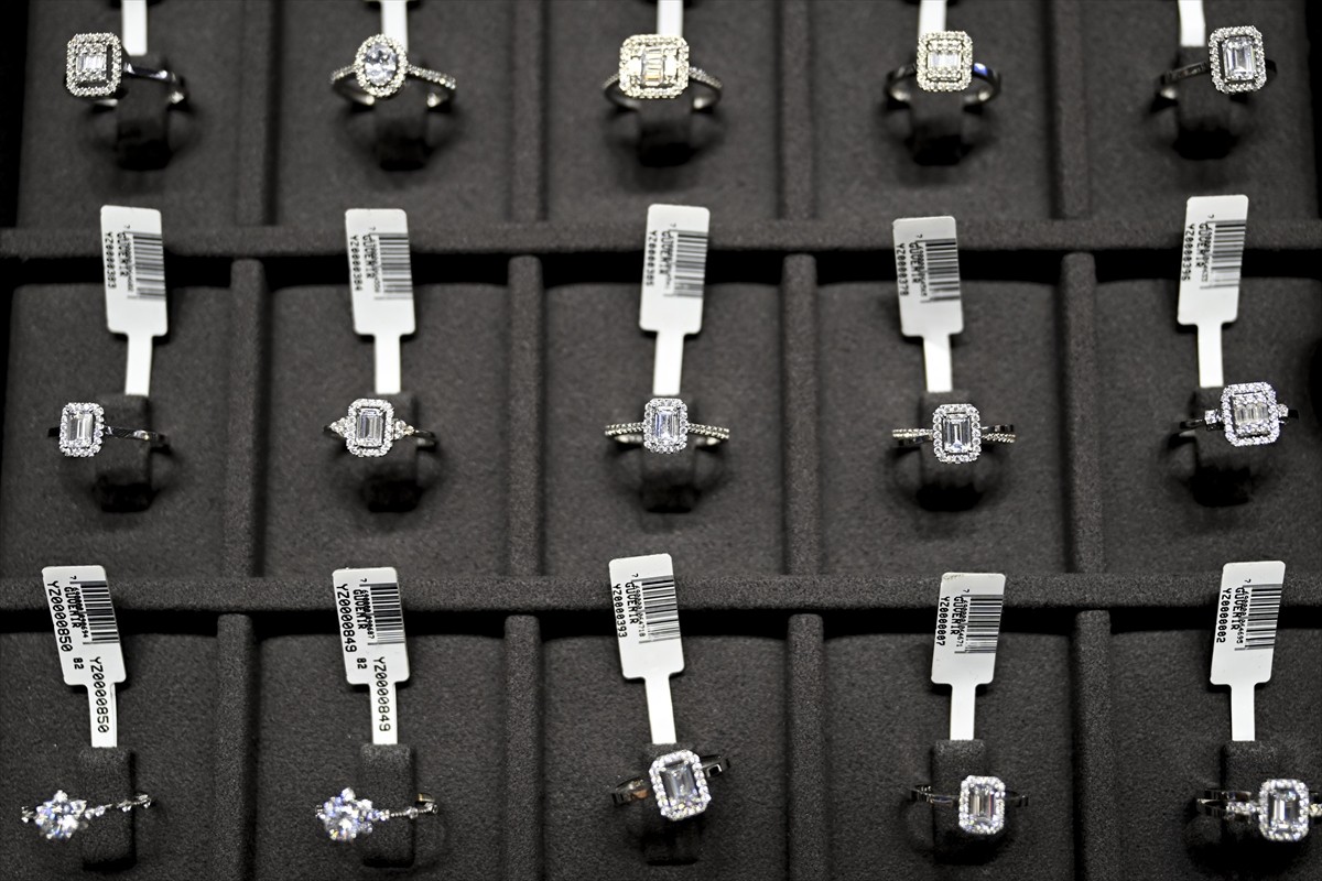 Kuyumcularda 14 Şubat Sevgililer Günü öncesi alışverişte yoğunluk artarken vatandaşlar bütçelerine...