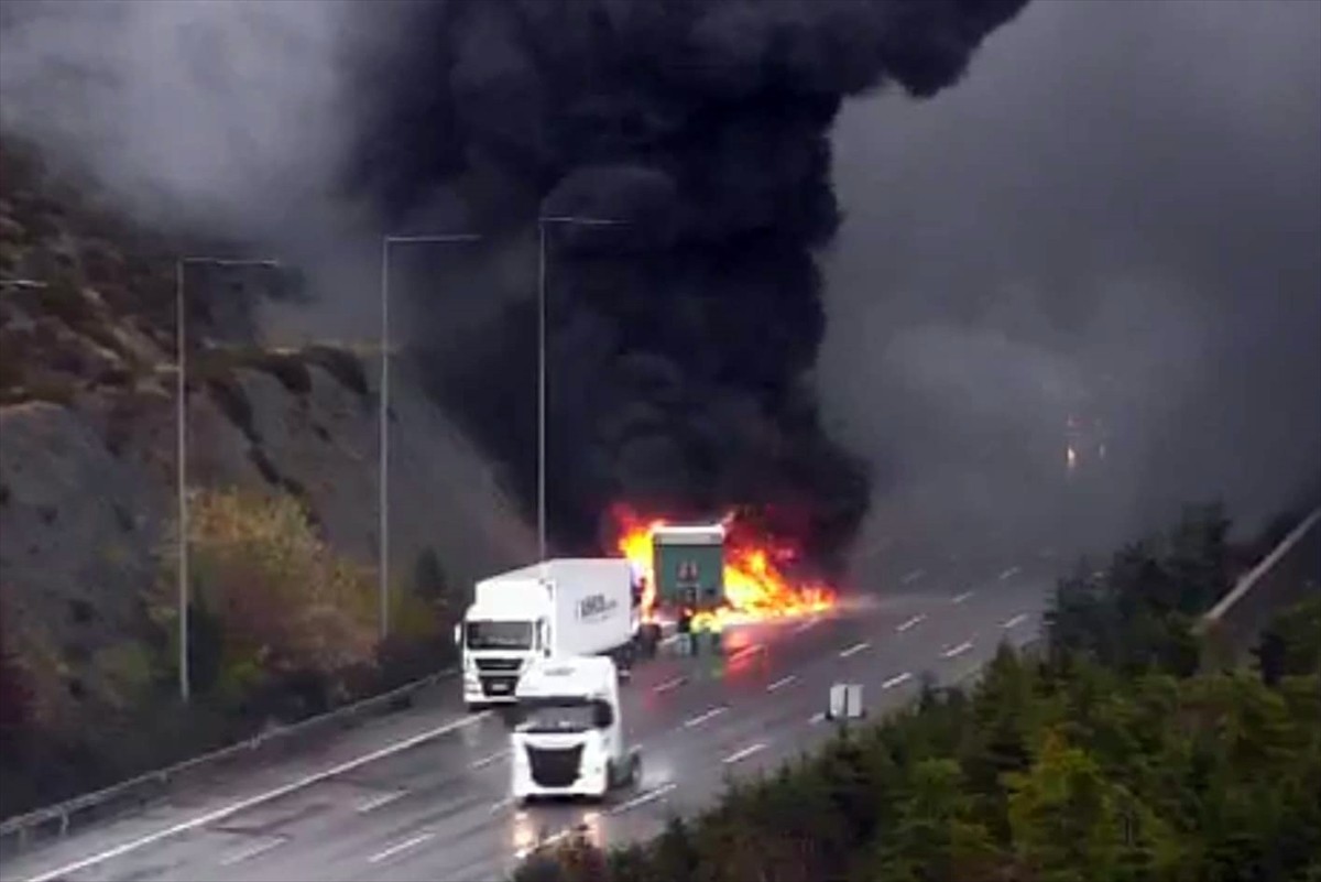 Kuzey Marmara Otoyolu'nun Sarıyer kesiminde plastik ham madde yüklü tırda çıkan yangın...