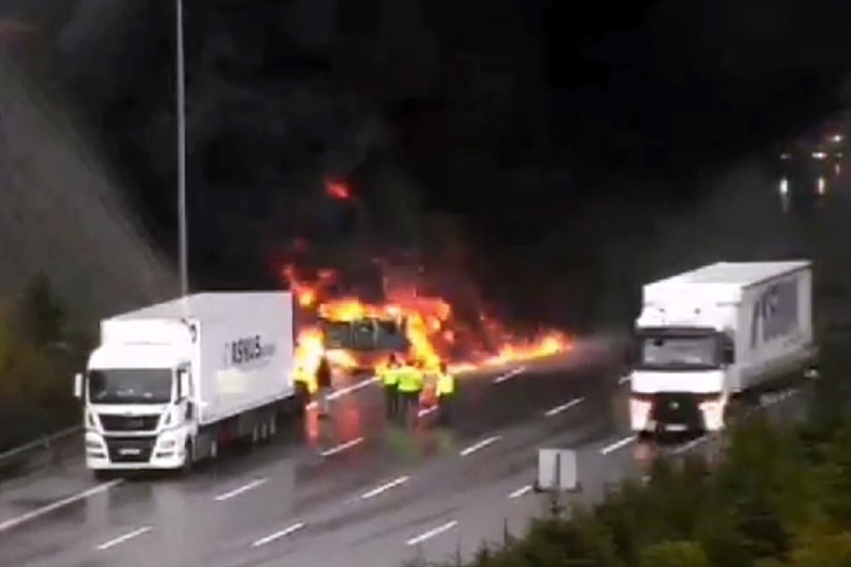 Kuzey Marmara Otoyolu'nun Sarıyer kesiminde plastik ham madde yüklü tırda çıkan yangın...