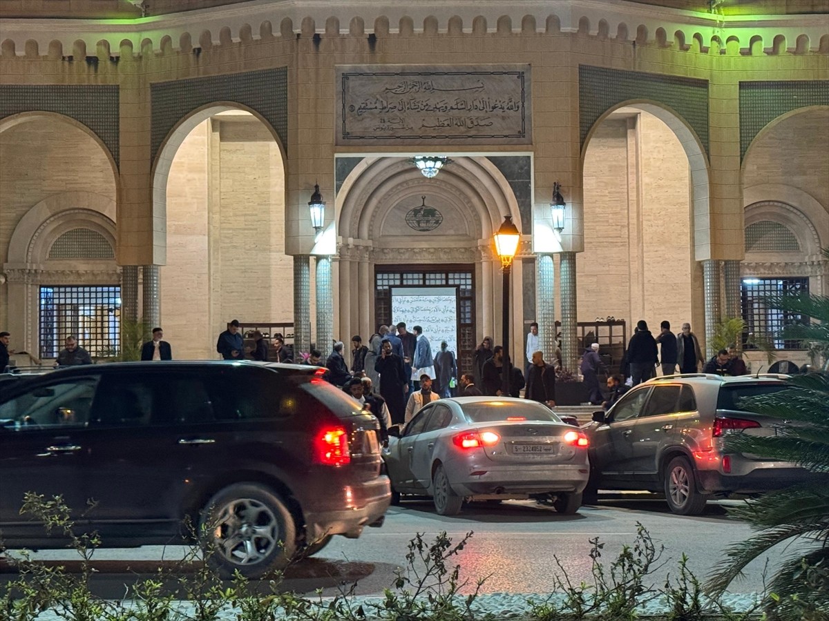 Libya genelinde Müslümanlar ramazan ayının ilk teravih namazını kılmak için camileri doldurdu....