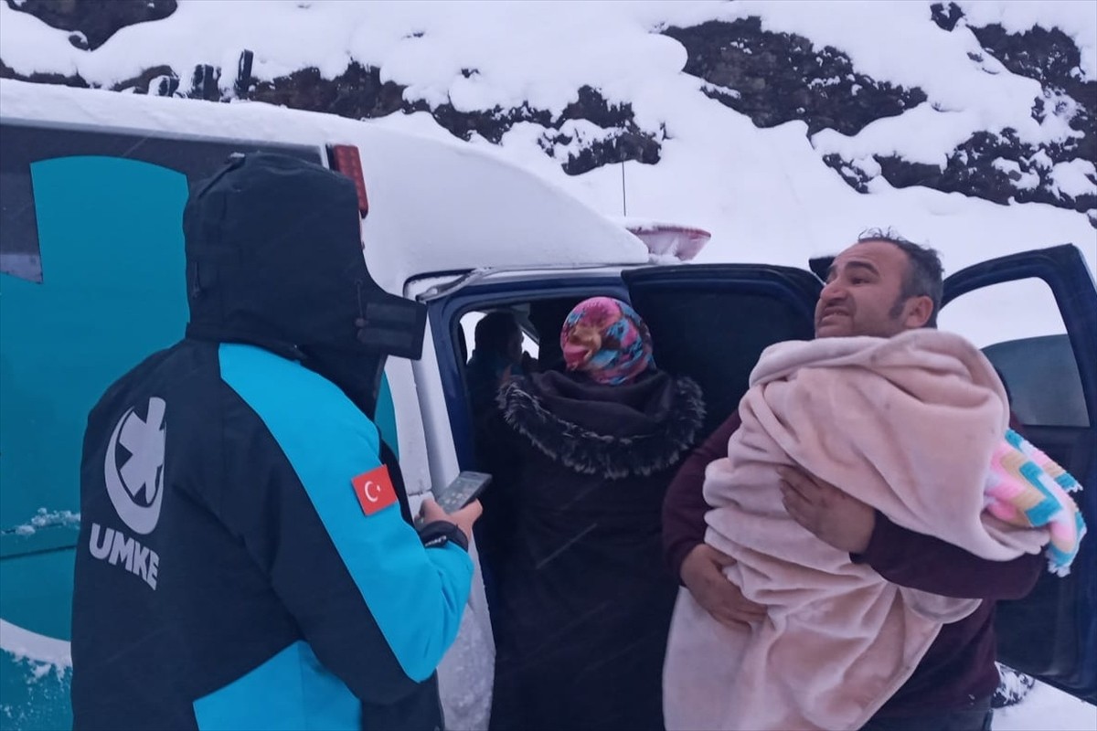 <div>Samsun'un Yakakent ilçesinde rahatsızlanan 3 aylık Esem Ela Turgut, UMKE ekipleri tarafından...