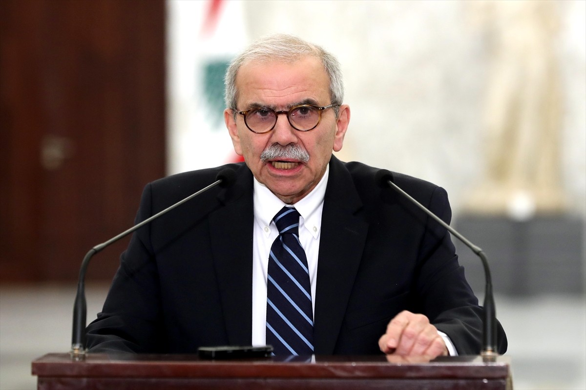 Lübnan'da hükümeti kurmakla görevlendirilen Nevvaf Selam, Lübnan Cumhurbaşkanı Joseph Avn ile...