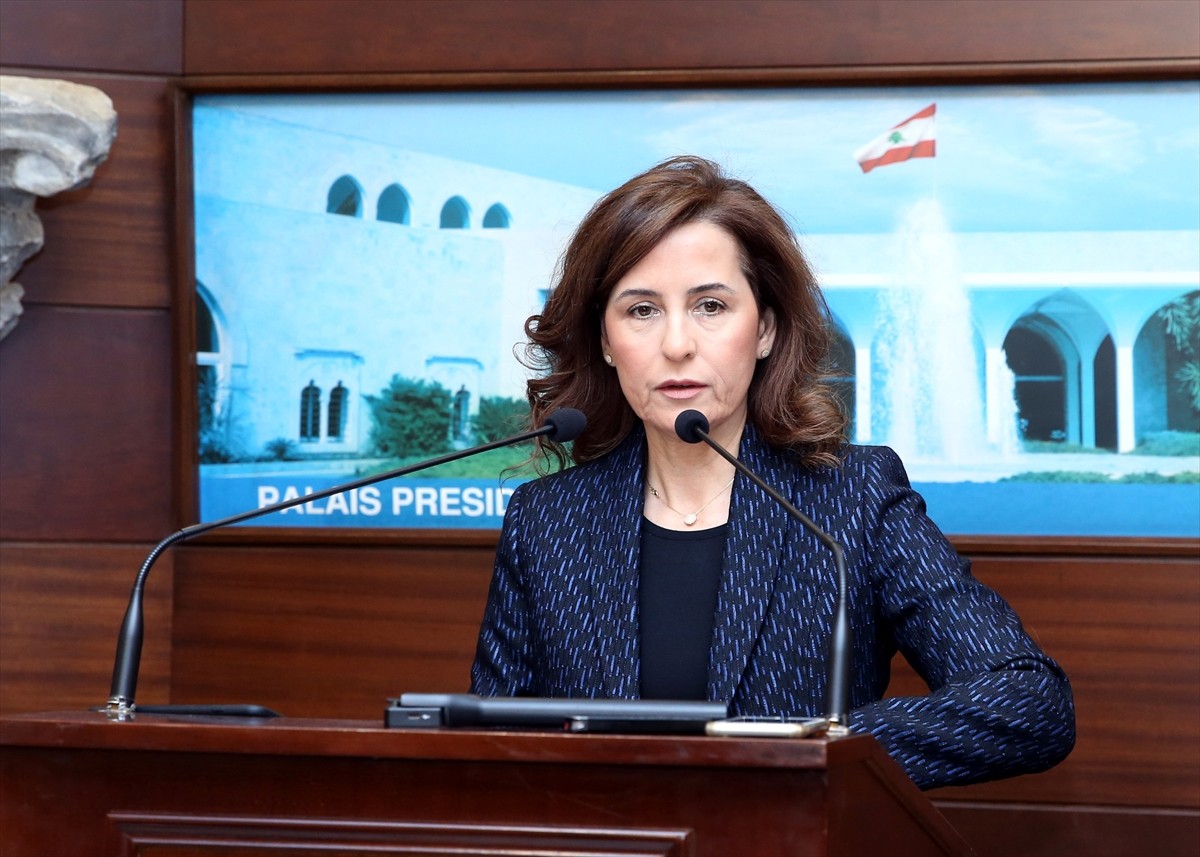 Lübnan Cumhurbaşkanı Joseph Avn (ortada), Başbakan Nevvaf Selam (sağda) ve Meclis Başkanı Nebih...