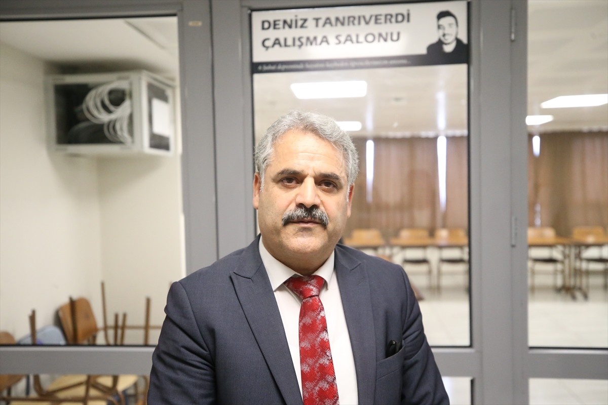 Malatya'da, Kahramanmaraş merkezli 6 Şubat 2023'teki depremlerde hayatını kaybeden 8 öğrencinin...