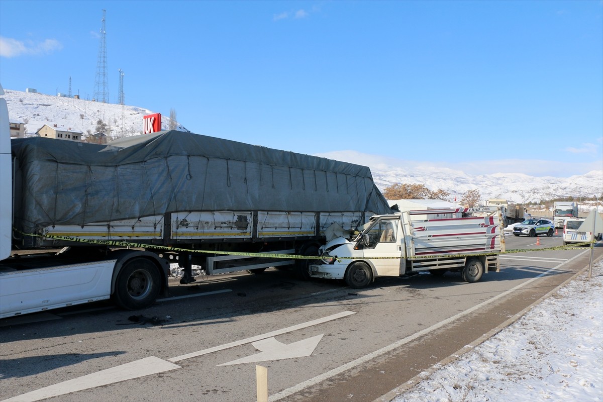 Malatya'da kamyonetin tıra çarpması sonucu 1 kişi hayatını kaybetti, 1 kişi yaralandı. 112 Acil...
