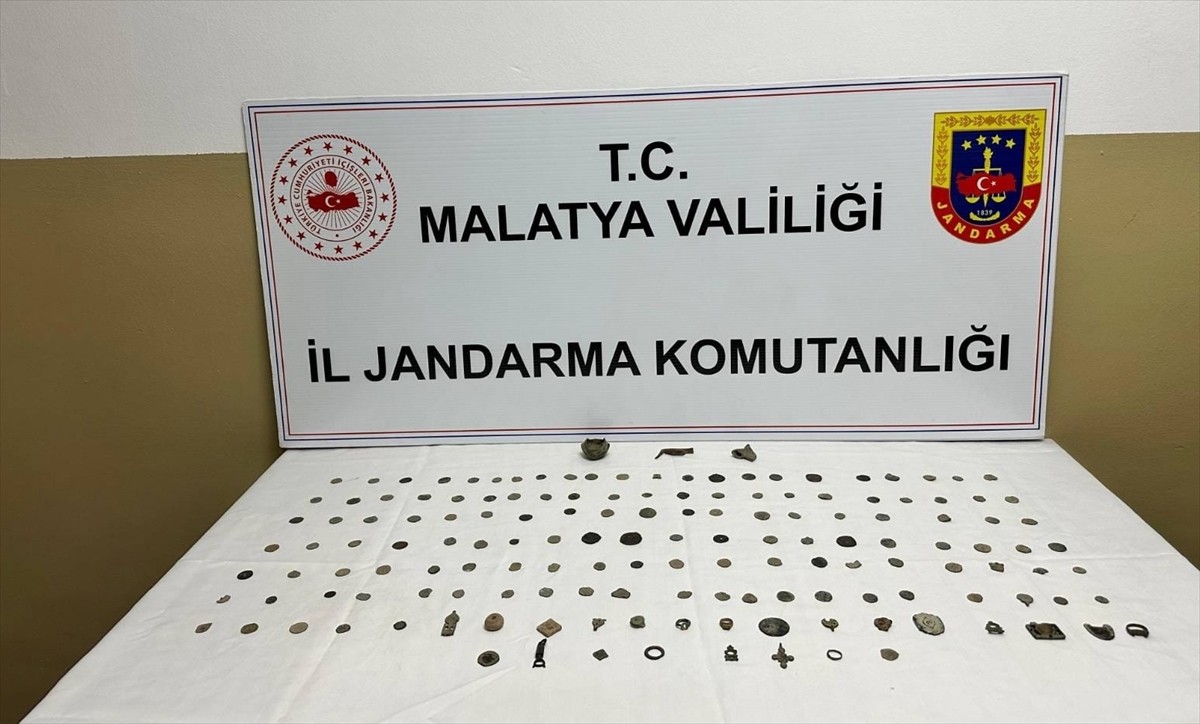 Malatya'da tarihi eser olduğu değerlendirilen 131 sikke ile 23 obje ele geçirildi, 1 şüpheli...