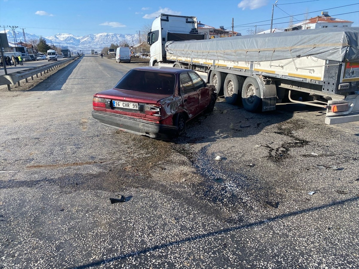  Malatya'nın Doğanşehir ilçesinde otomobilin çarptığı kişi ağır yaralandı.