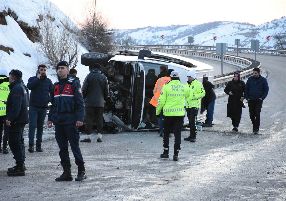 Malatya'nın Doğanşehir ilçesinde yolcu minibüsünün devrilmesi sonucu 8 kişi yaralandı.  İhbar...