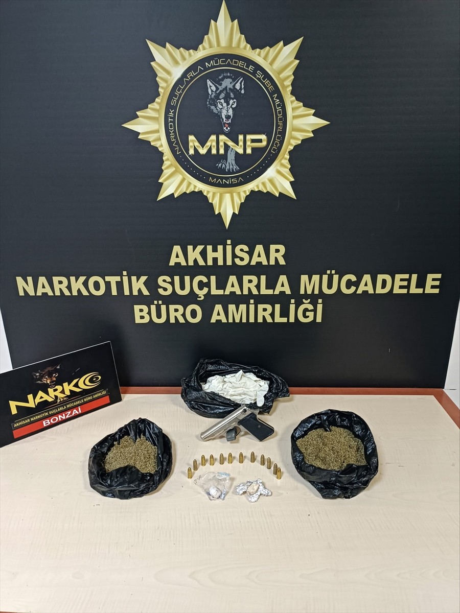  Manisa'nın Akhisar ilçesindeki uyuşturucu operasyonlarında gözaltına alınan 4 şüpheliden 3'ü...