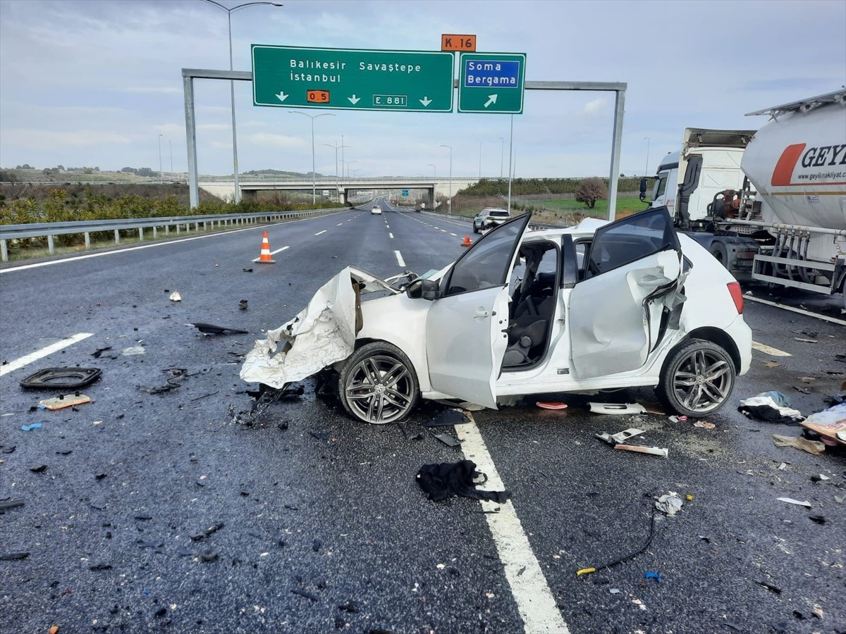 Manisa'nın Kırkağaç ilçesinde otmobilin tankere arkadan çarpan otomobildeki 2 kişi hayatını...