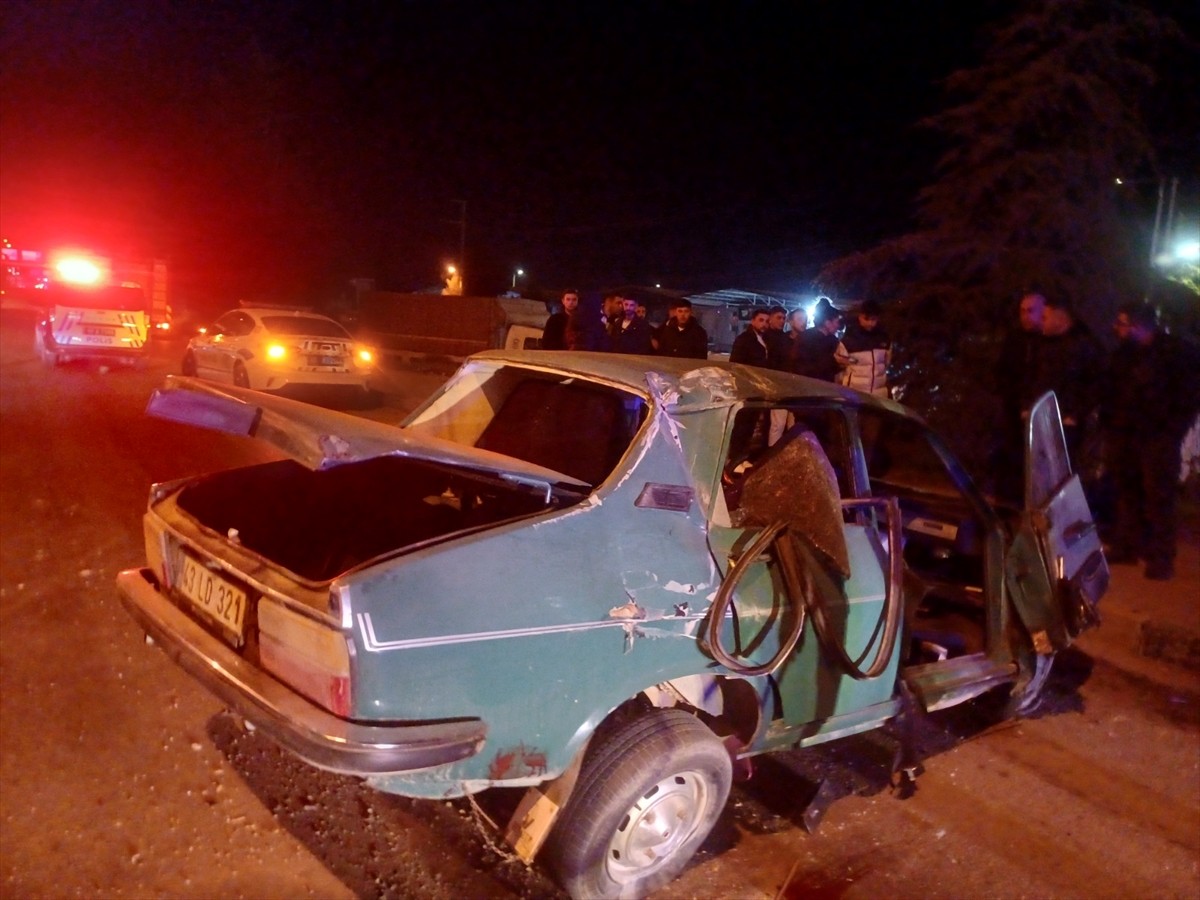 Manisa'nın Salihli ilçesinde iki otomobilin çarpışması sonucu 5 kişi yaralandı. İhbar üzerine olay...