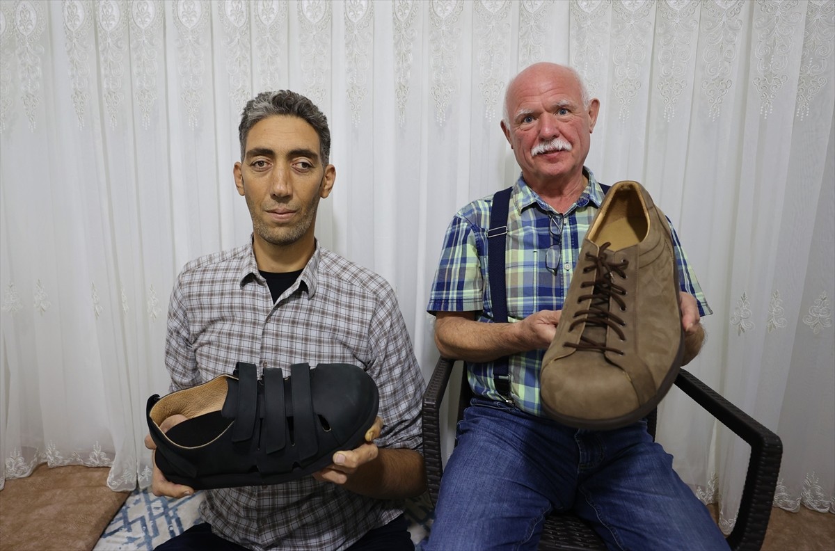 Mardin'de yaşayan ve 2 metre 51 santimetrelik boyuyla "dünyanın en uzun adamı" ünvanını koruyan...