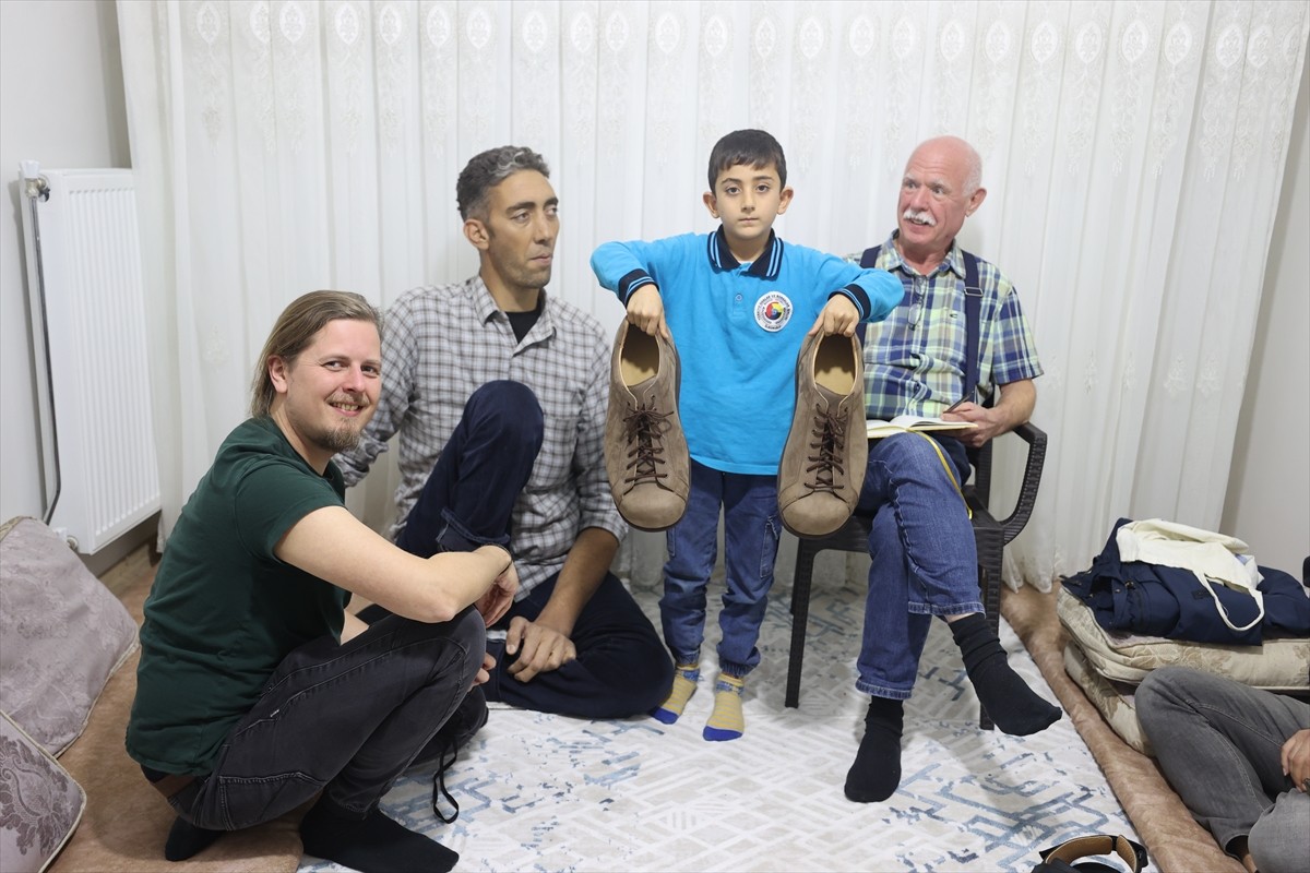 Mardin'de yaşayan ve 2 metre 51 santimetrelik boyuyla "dünyanın en uzun adamı" ünvanını koruyan...