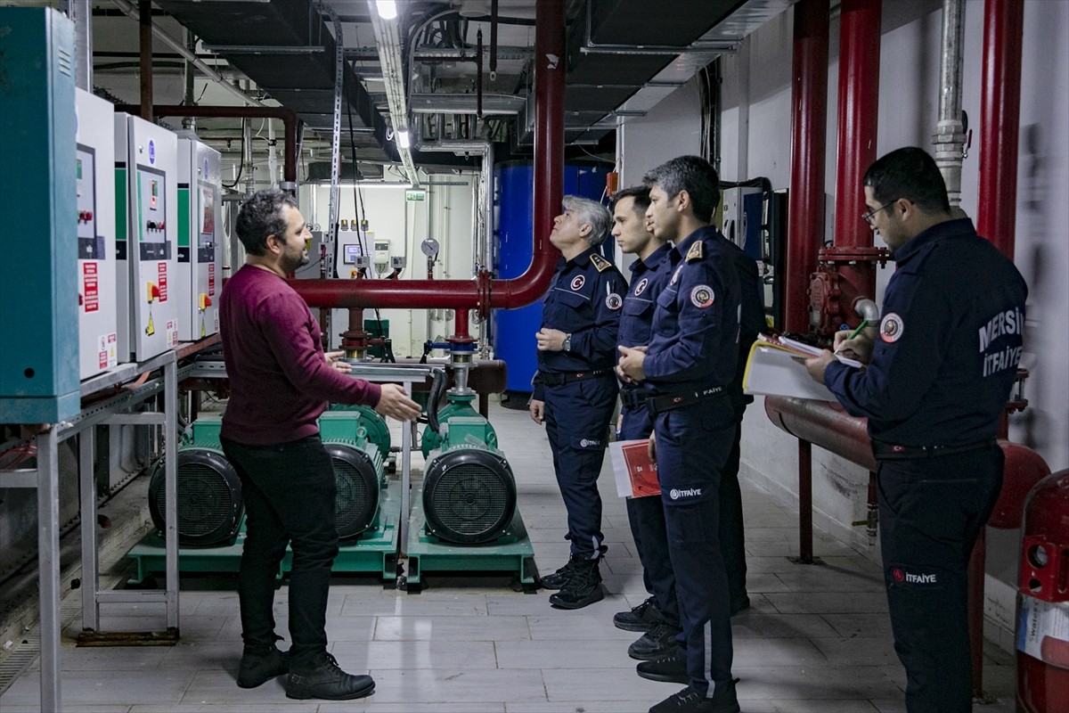 Mersin'de itfaiye ekipleri yangın riskine karşı otellerde denetim yaptı. Ekipler, tesislerin...