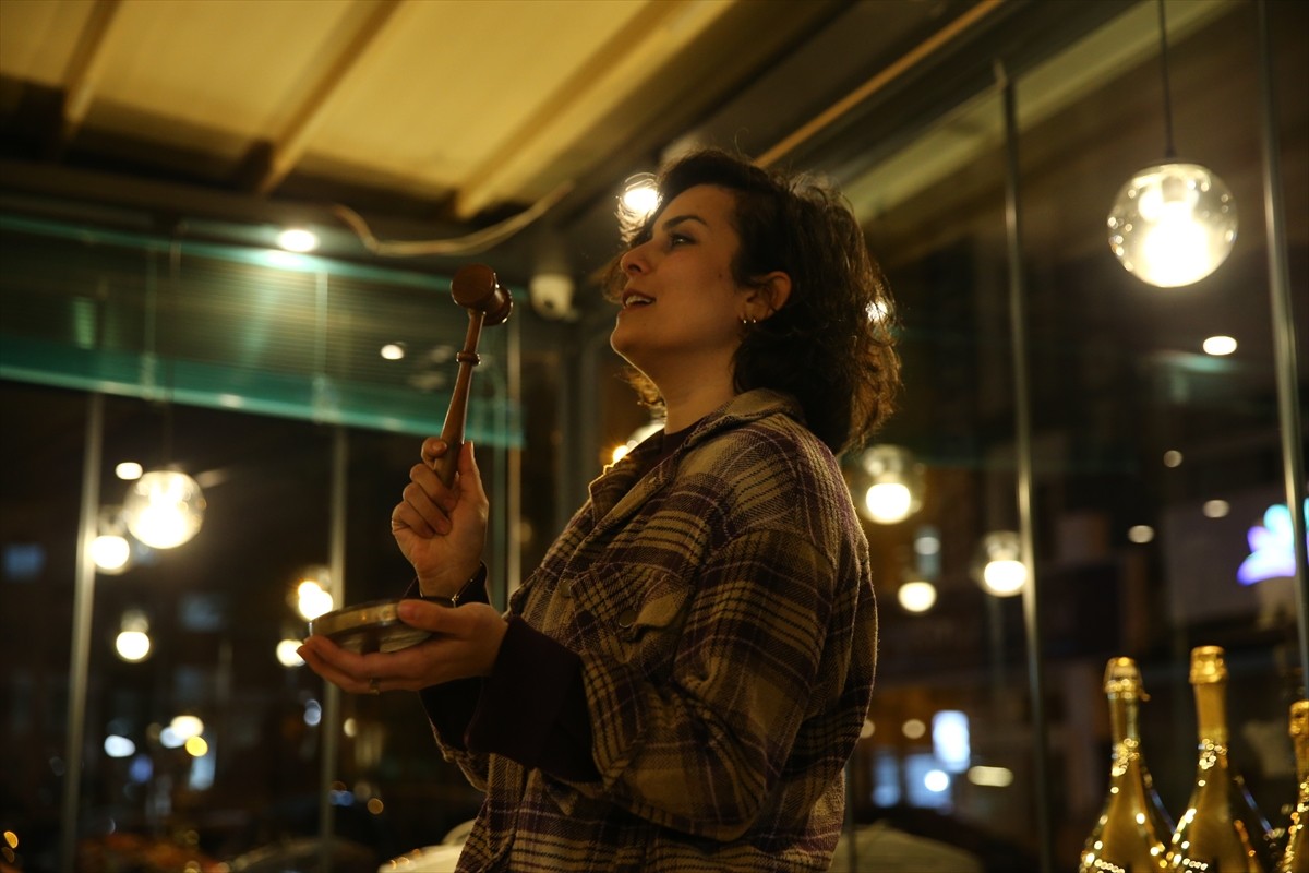 Mersin'de "Atsam atamıyorum, satsam satarım" başlığıyla düzenlenen mezada katılanlar, eski...