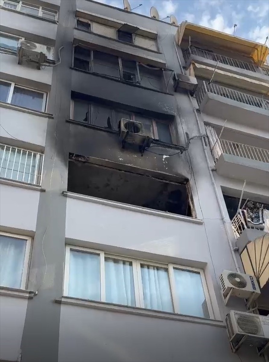 Mersin'in Akdeniz ilçesinde yangın çıkan evdeki 1 kişi hayatını kaybetti. Olay yerine itfaiye...