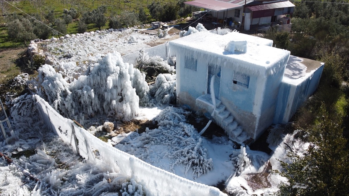  Mersin'in Erdemli ilçesinde, soğuk hava nedeniyle borusu patlayan su deposunun çevresi buzla...
