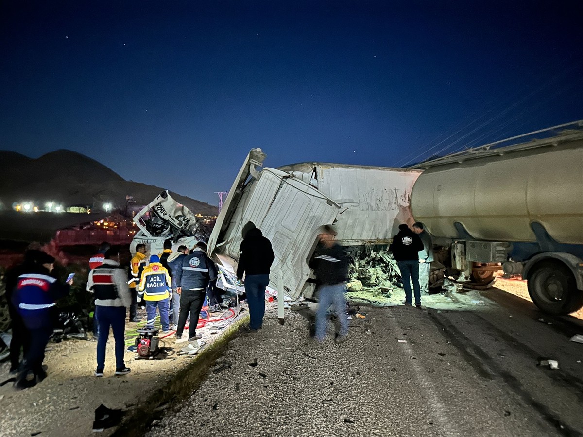 Mersin'in Silifke ilçesinde tır, kamyon ve otomobilin karıştığı zincirleme trafik kazasında 1 kişi...