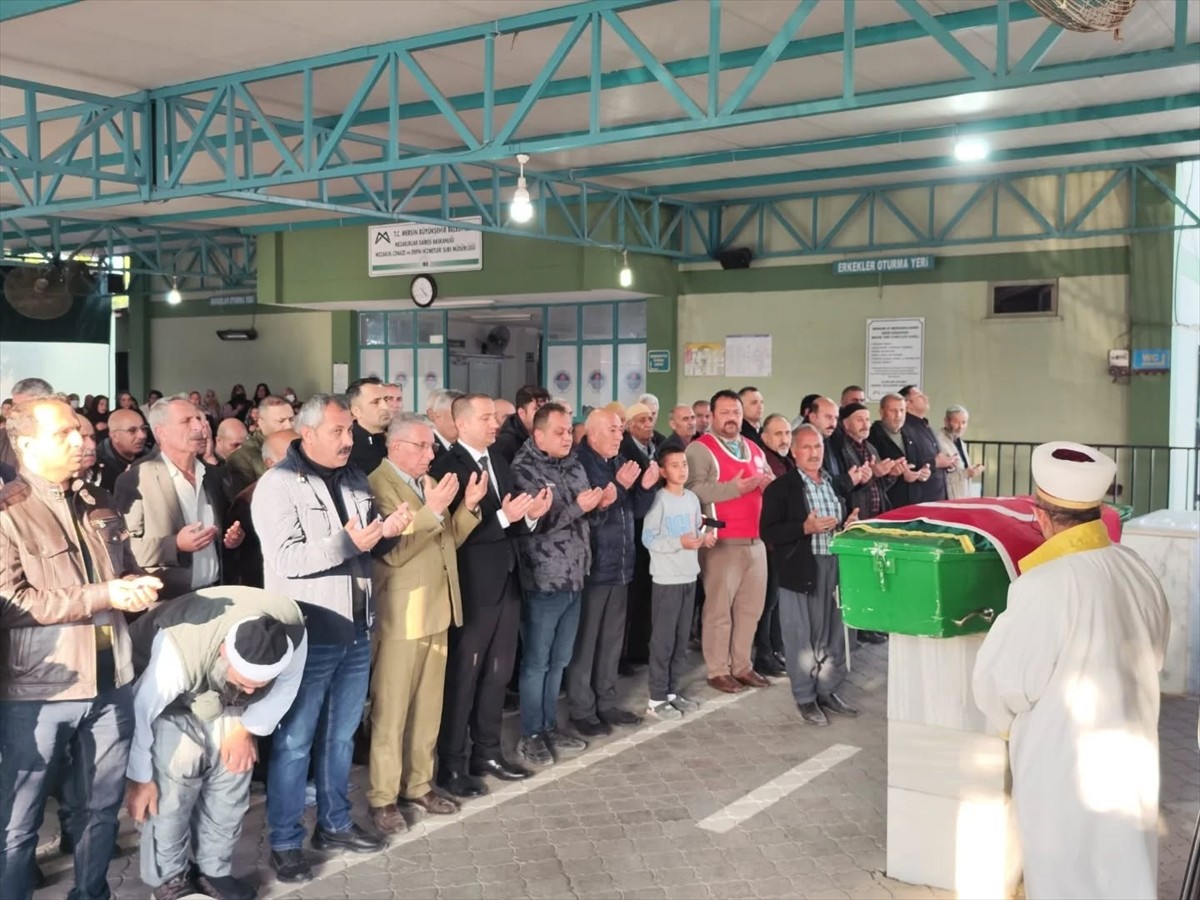 Mersin'in Tarsus ilçesinde 71 yaşında vefat eden Kıbrıs gazisi Fahrettin Güçlü'nün cenazesi...