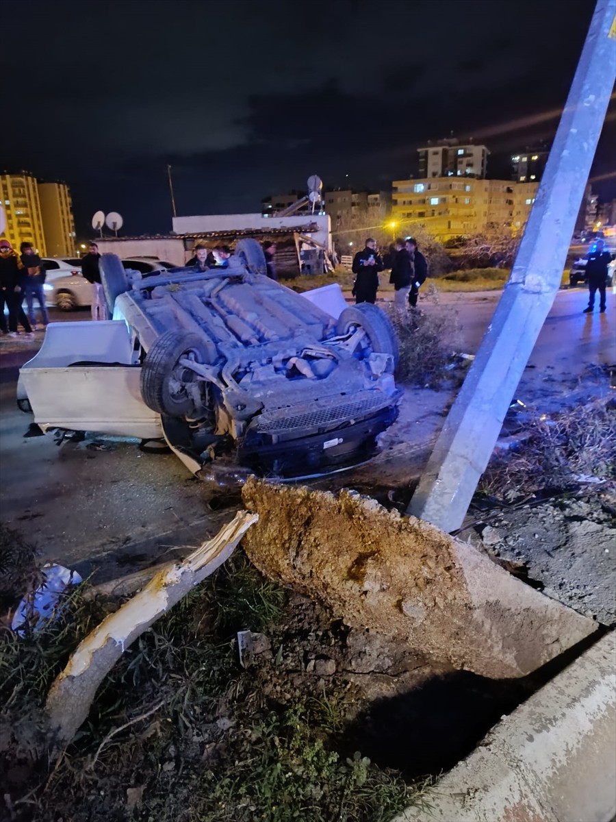Mersin'in Tarsus ilçesinde aydınlatma direğine çarpan otomobilin sürücüsü yaralandı.
