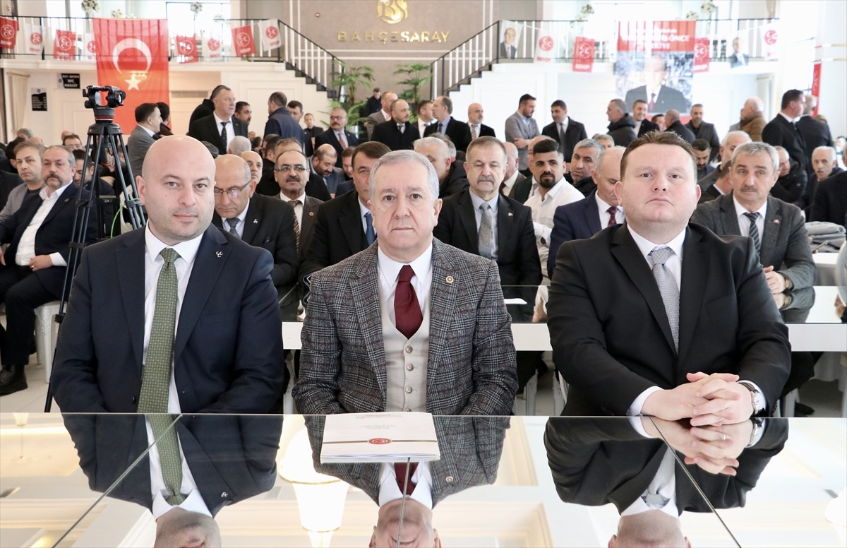 MHP Genel Başkan Yardımcısı Sadir Durmaz (ortada), Sakarya'da düzenlenen "Belediye Meclis Üyeleri...