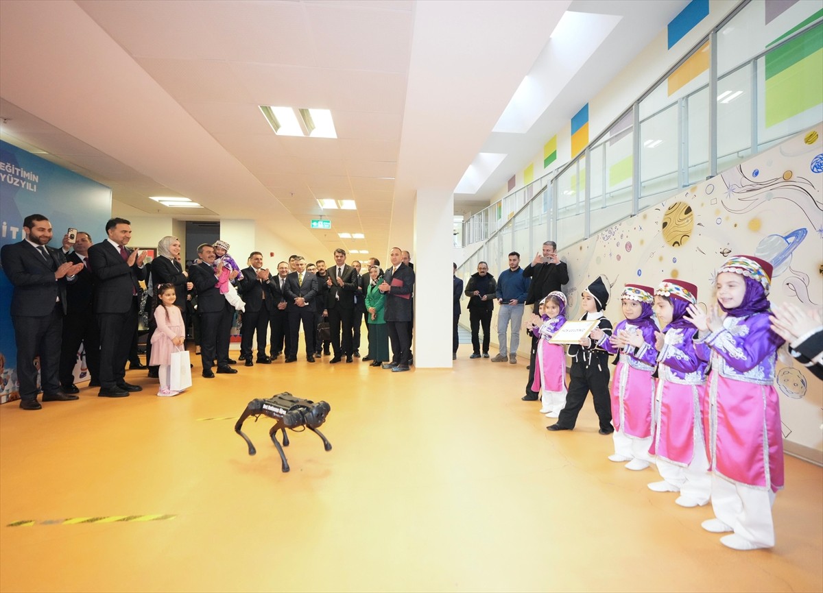 Milli Eğitim Bakanı Yusuf Tekin, İstanbul Teknik Üniversitesi (İTÜ) Anaokulu'nu ziyaret etti.