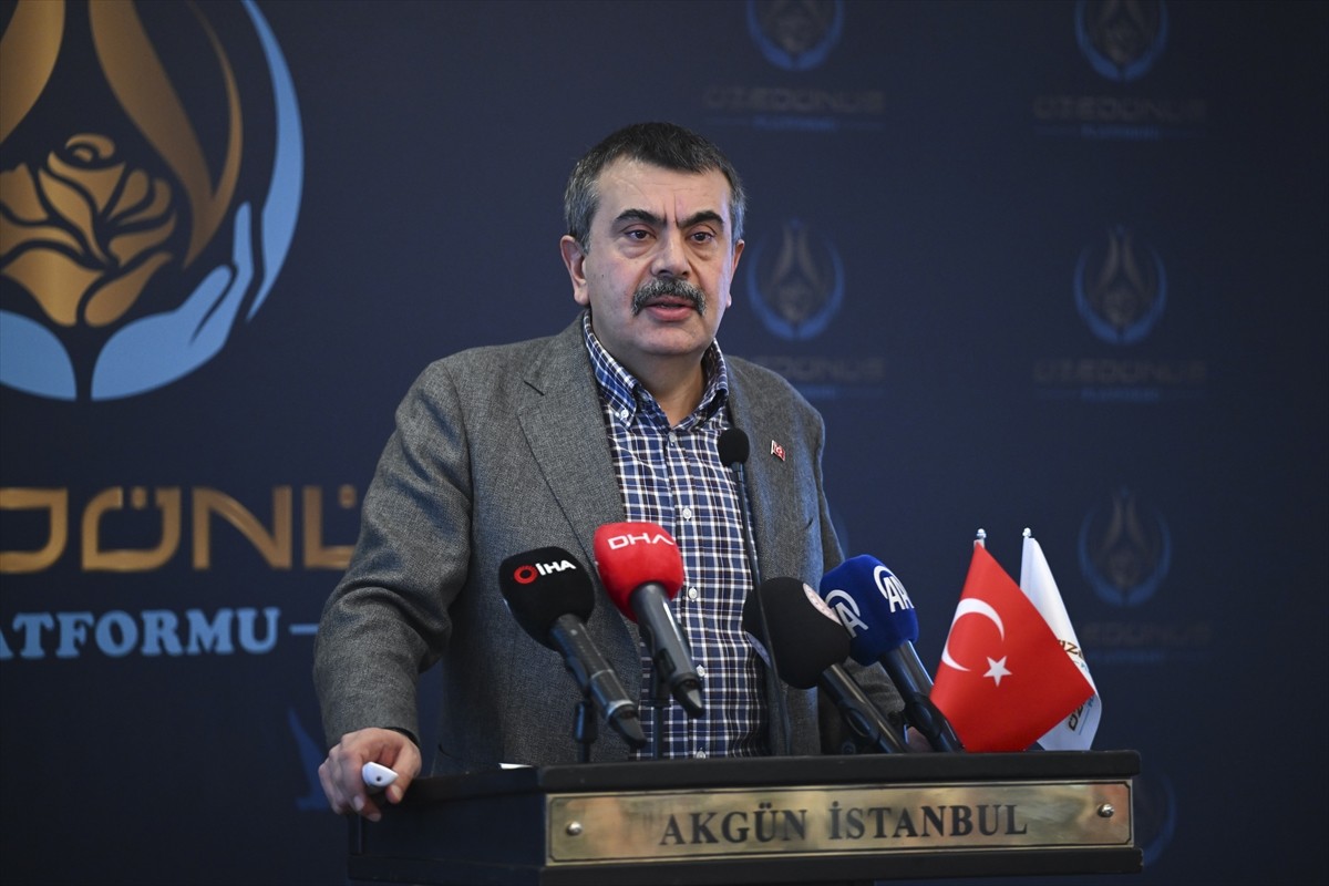 Milli Eğitim Bakanı Yusuf Tekin, Öze Dönüş Platformu tarafından İstanbul'da bir otelde düzenlenen...